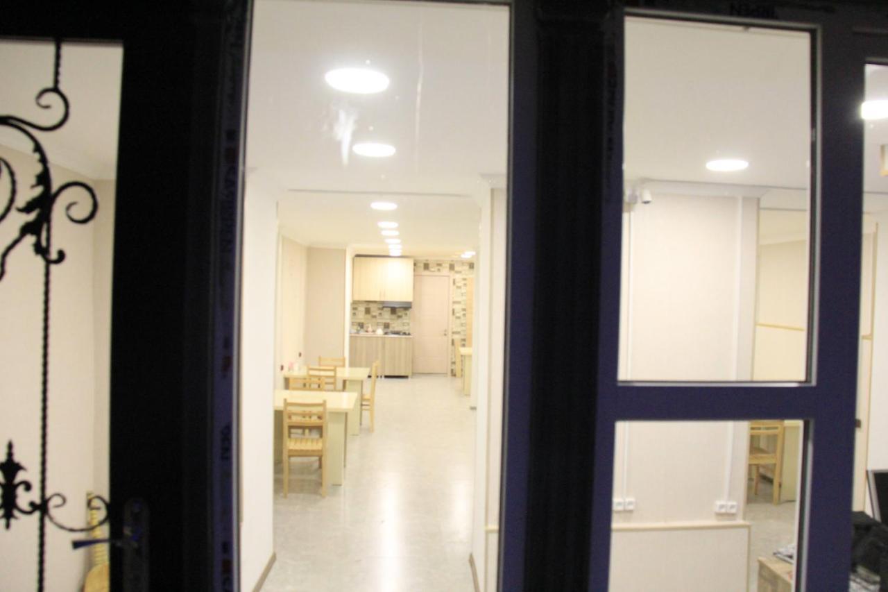 Blossom Hostel Updated ! Обновлено !!! City Center! Perfect Order!!! Snow-White Bed Linen!!! Идеальный Порядок!!! Белоснежное Постельное Белье!!! Центр Города !!! Tbilisi Exteriör bild