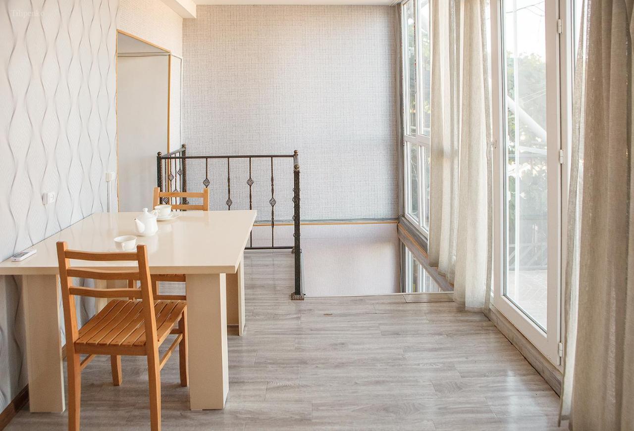 Blossom Hostel Updated ! Обновлено !!! City Center! Perfect Order!!! Snow-White Bed Linen!!! Идеальный Порядок!!! Белоснежное Постельное Белье!!! Центр Города !!! Tbilisi Exteriör bild